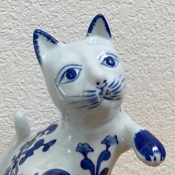 Vintage Blue & White Porcelain Cat Standing with Paws Out 8” Cat Figurine - Picture 2 of 11